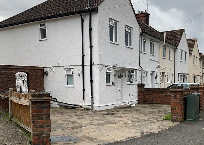 Cold Harbour Entire 3 Bed House - Free Parking