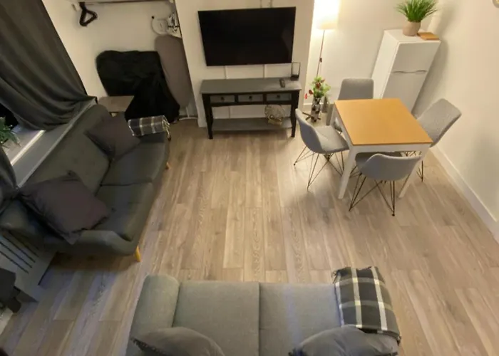 Cold Harbour Entire 3 Bed House - Free Parking