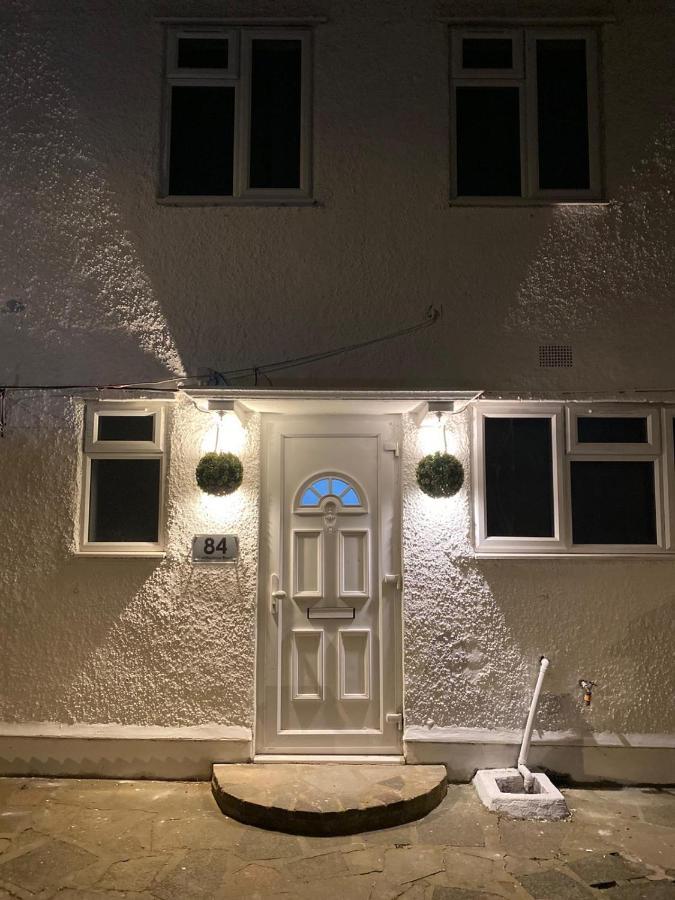 Cold Harbour Entire 3 Bed House - Free Parking Holiday home *