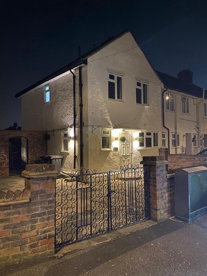 Cold Harbour Entire 3 Bed House - Free Parking * Croydon