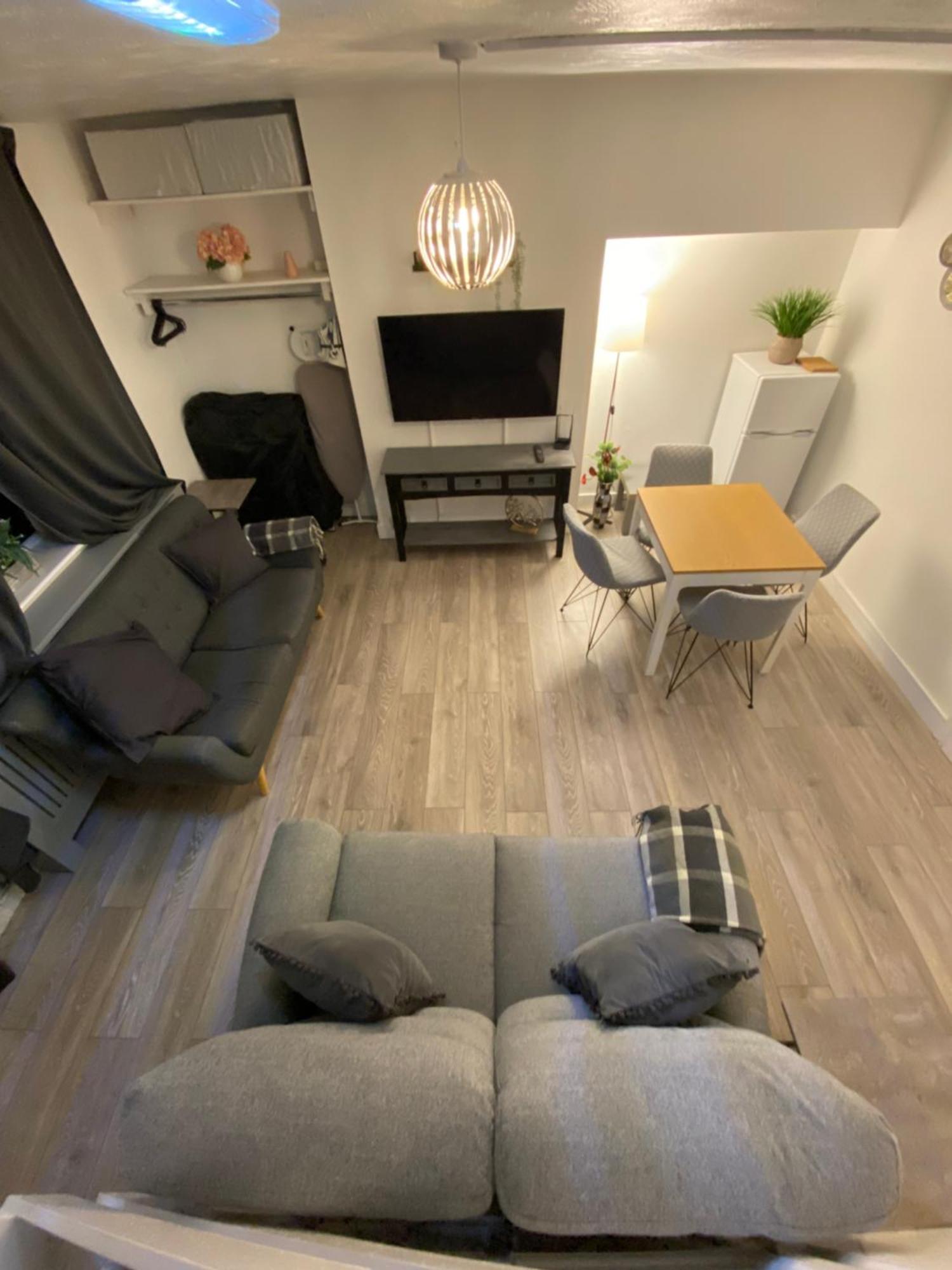 Cold Harbour Entire 3 Bed House - Free Parking *