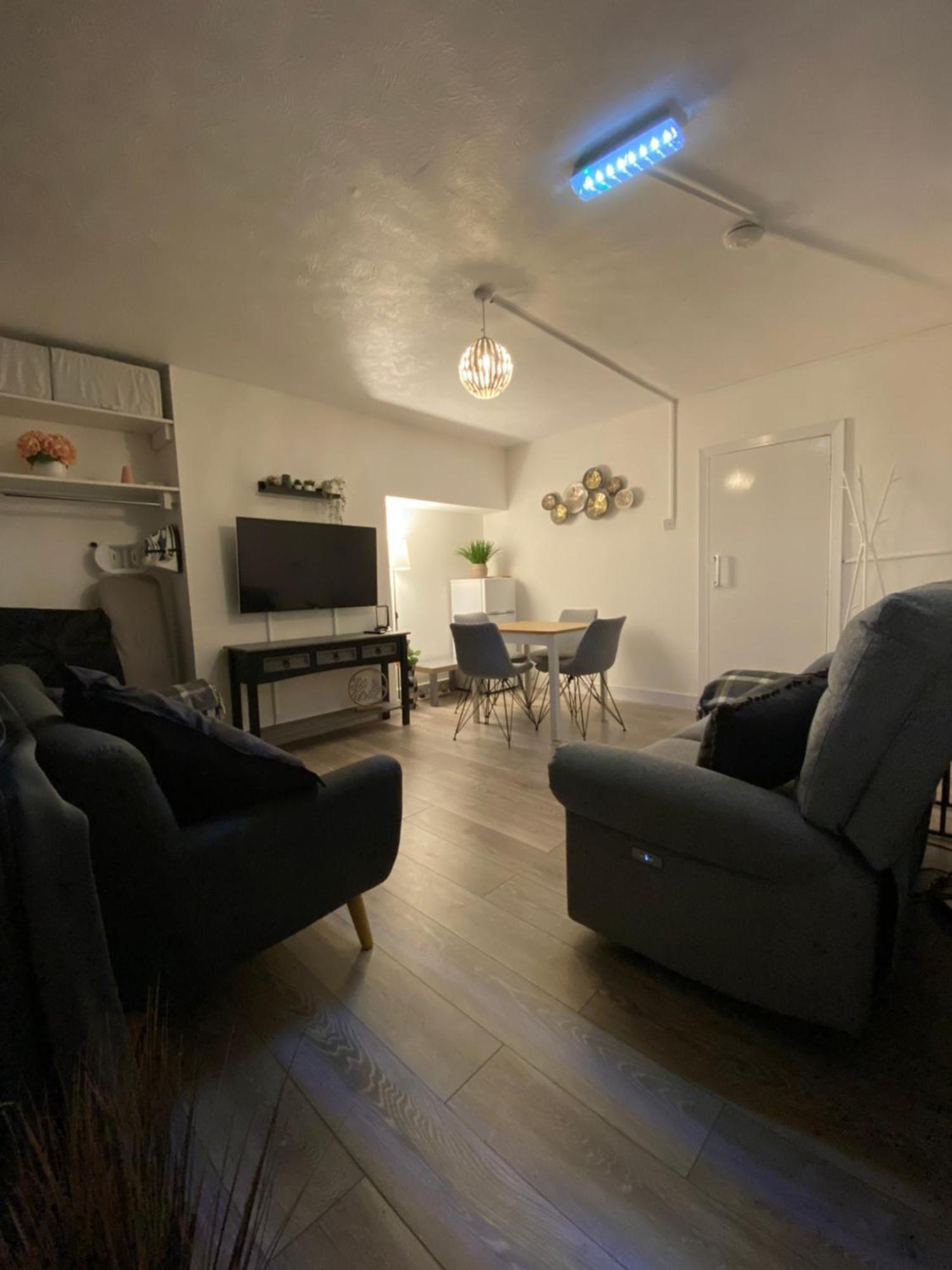 Cold Harbour Entire 3 Bed House - Free Parking Croydon