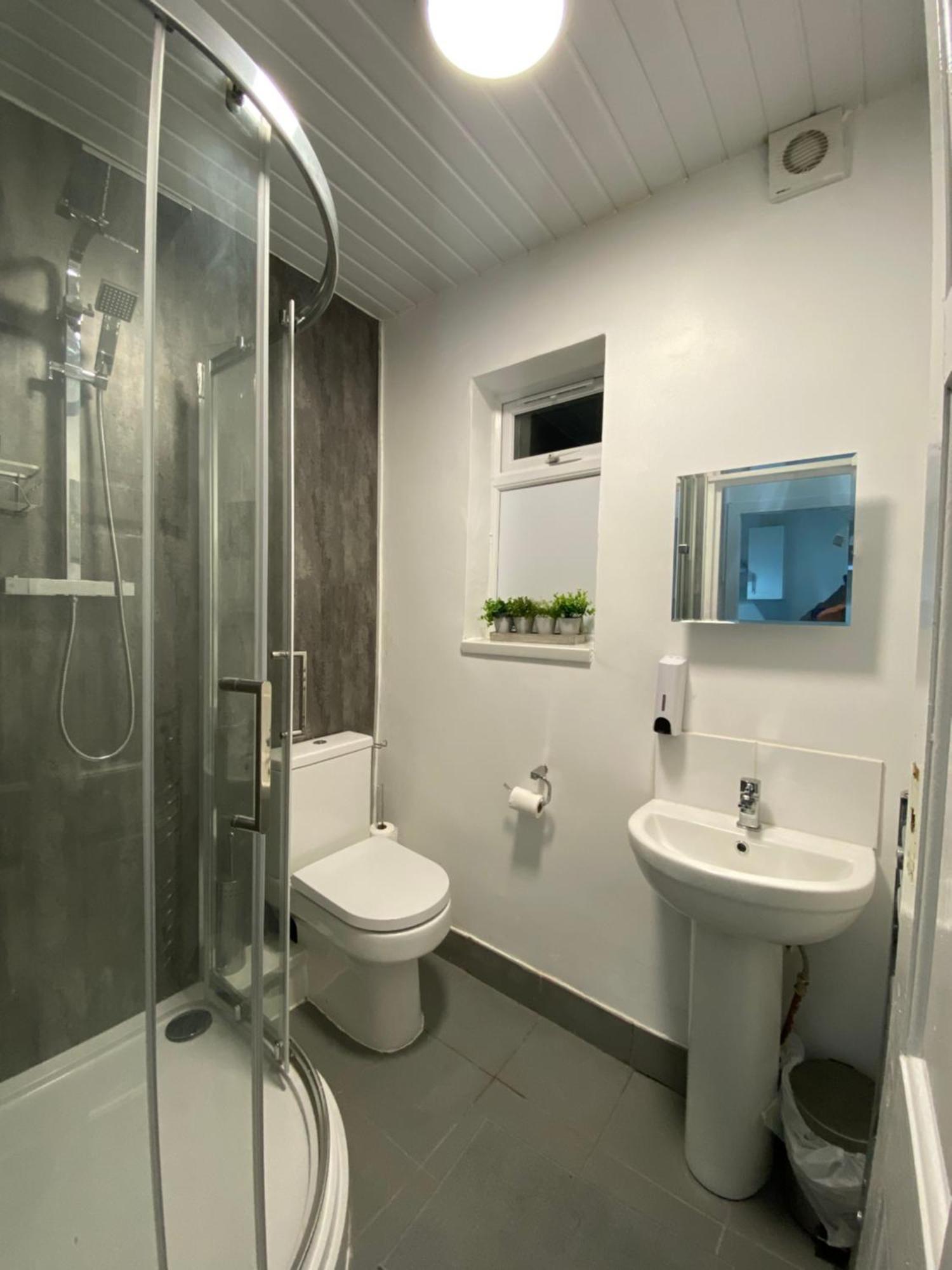 Cold Harbour Entire 3 Bed House - Free Parking *