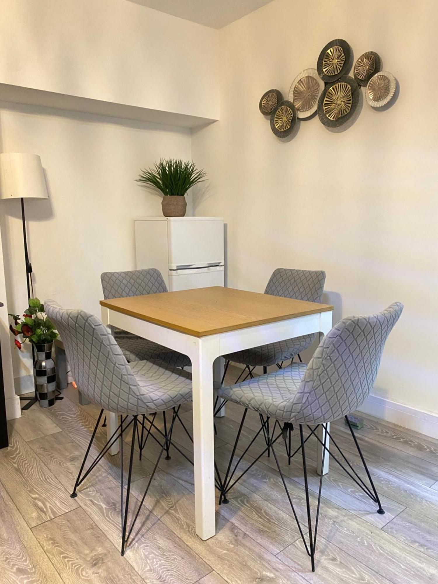 Cold Harbour Entire 3 Bed House - Free Parking Holiday home