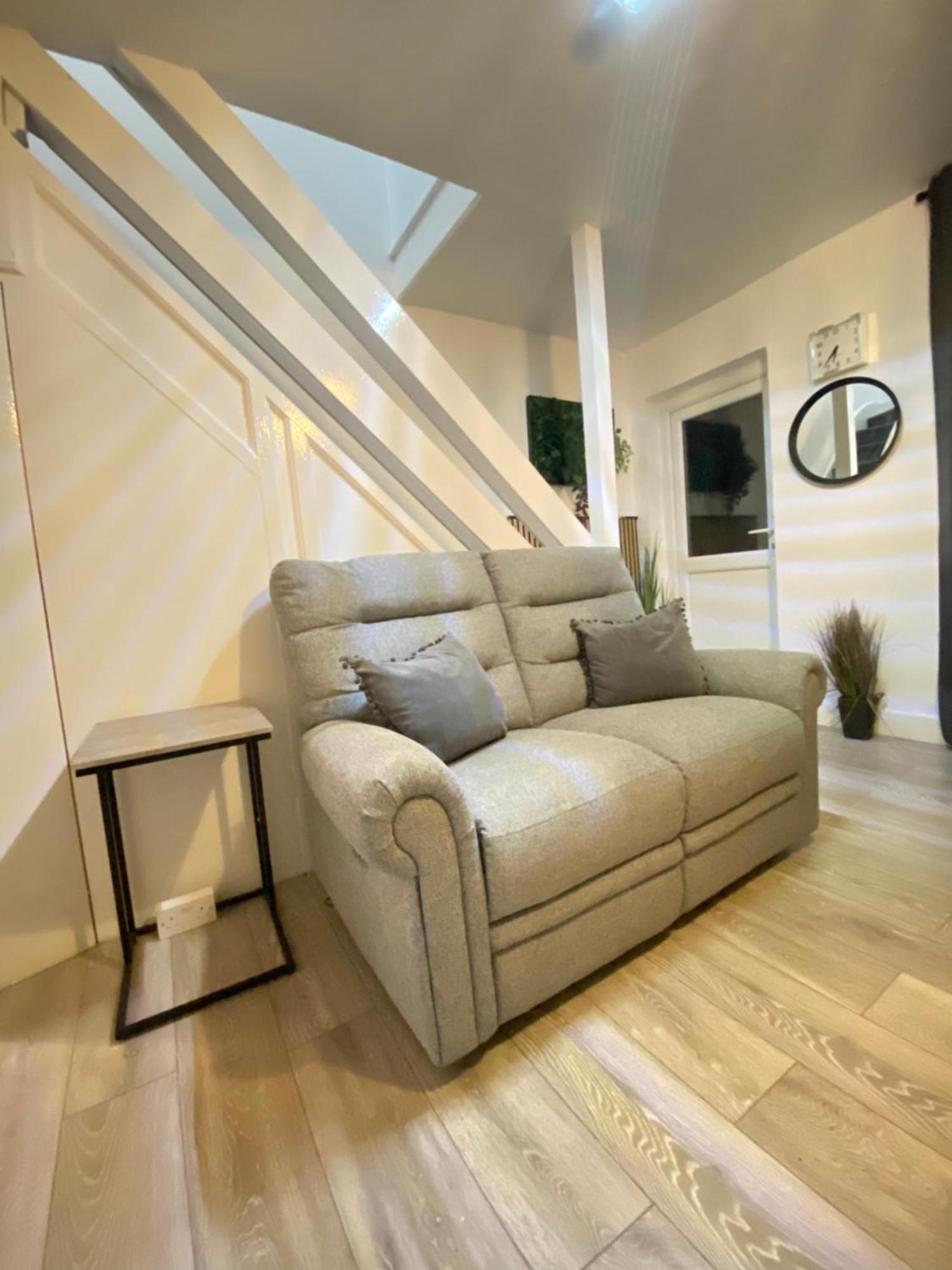 Cold Harbour Entire 3 Bed House - Free Parking Holiday home