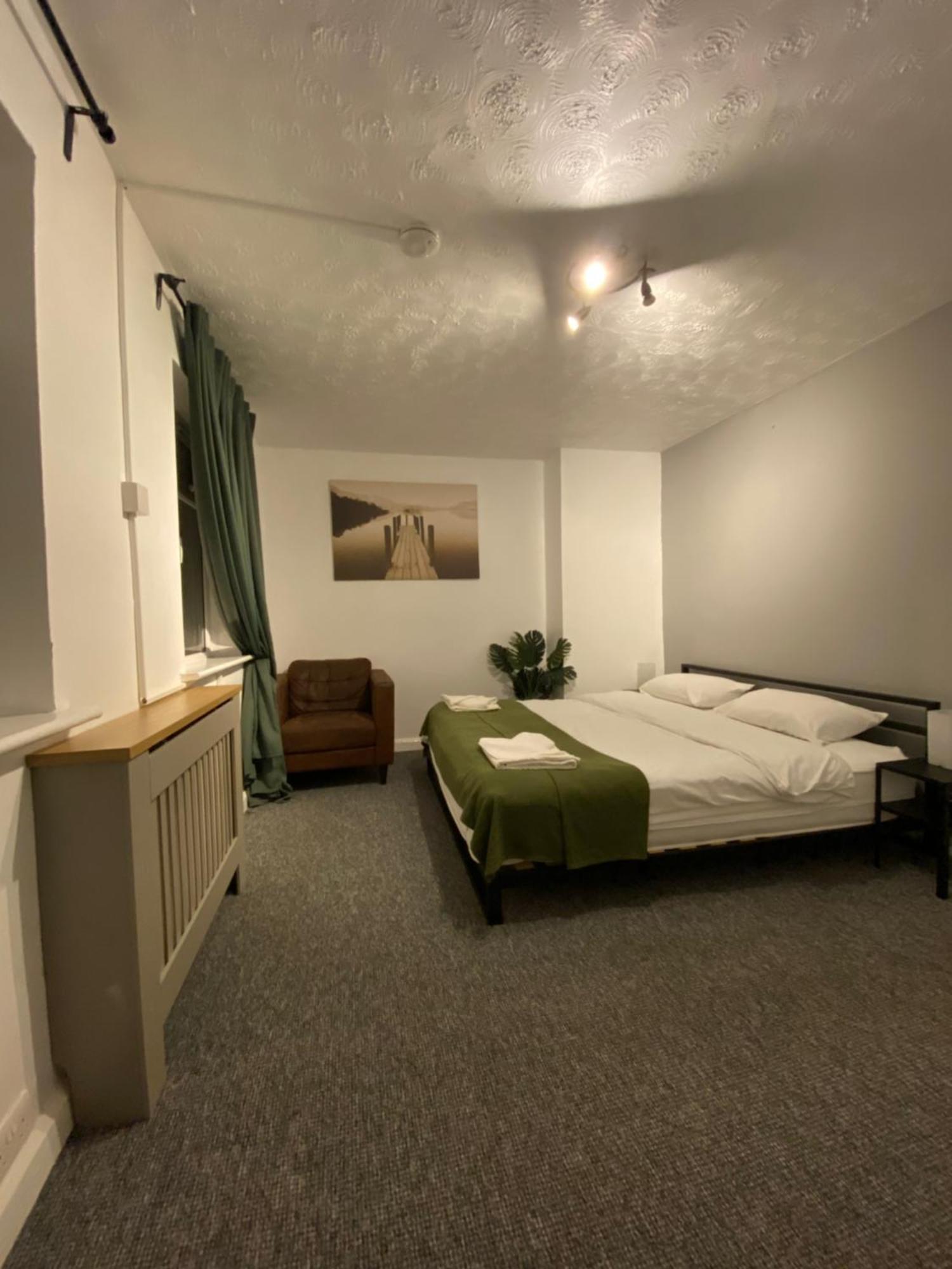 Cold Harbour Entire 3 Bed House - Free Parking