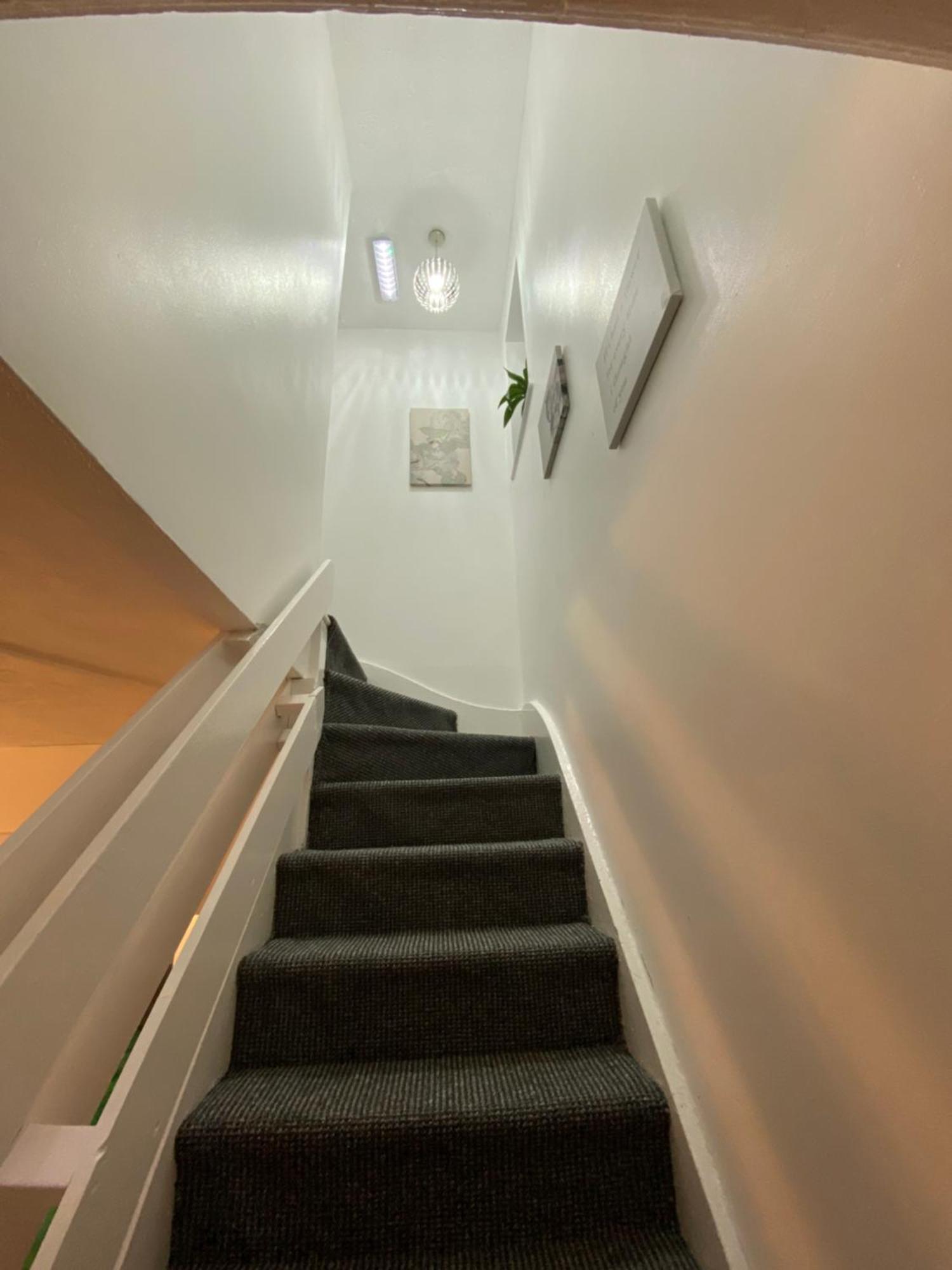 Cold Harbour Entire 3 Bed House - Free Parking Croydon