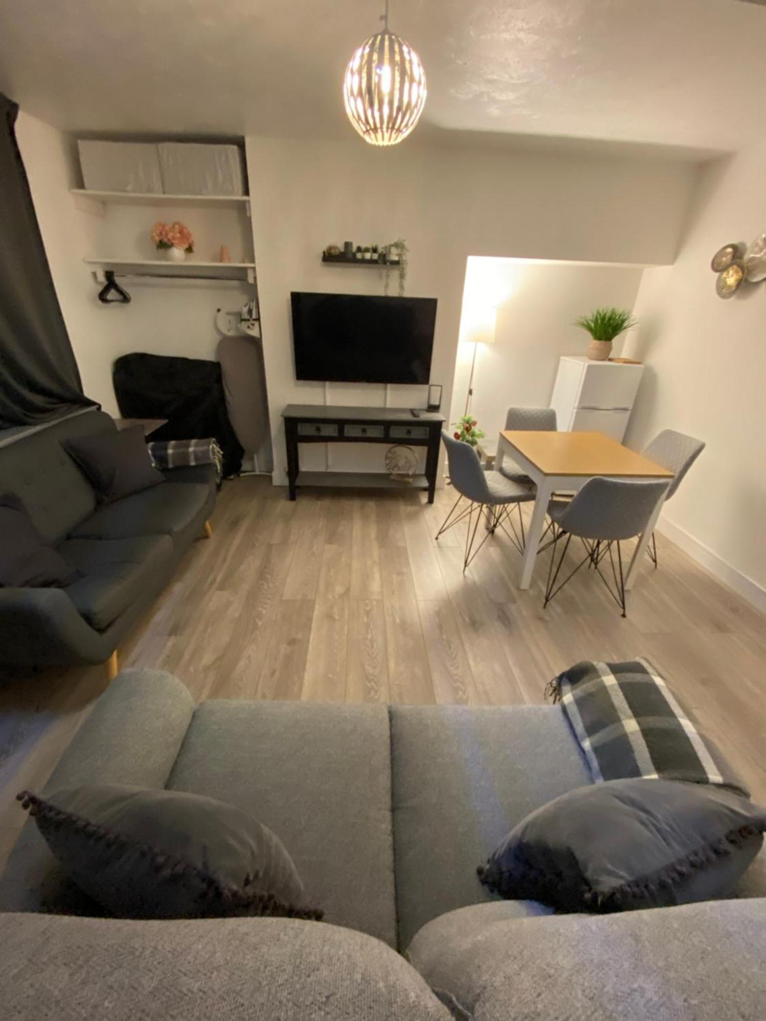 Cold Harbour Entire 3 Bed House - Free Parking *