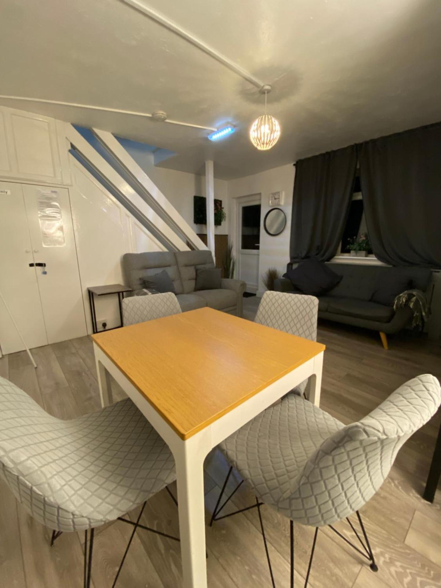 Сasa de vacaciones Cold Harbour Entire 3 Bed House - Free Parking