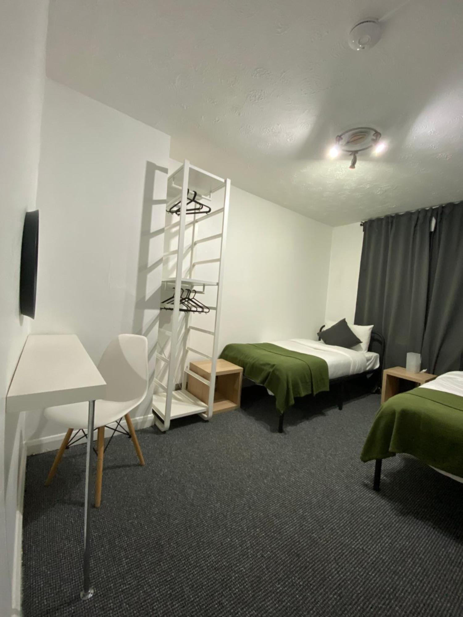 Cold Harbour Entire 3 Bed House - Free Parking *